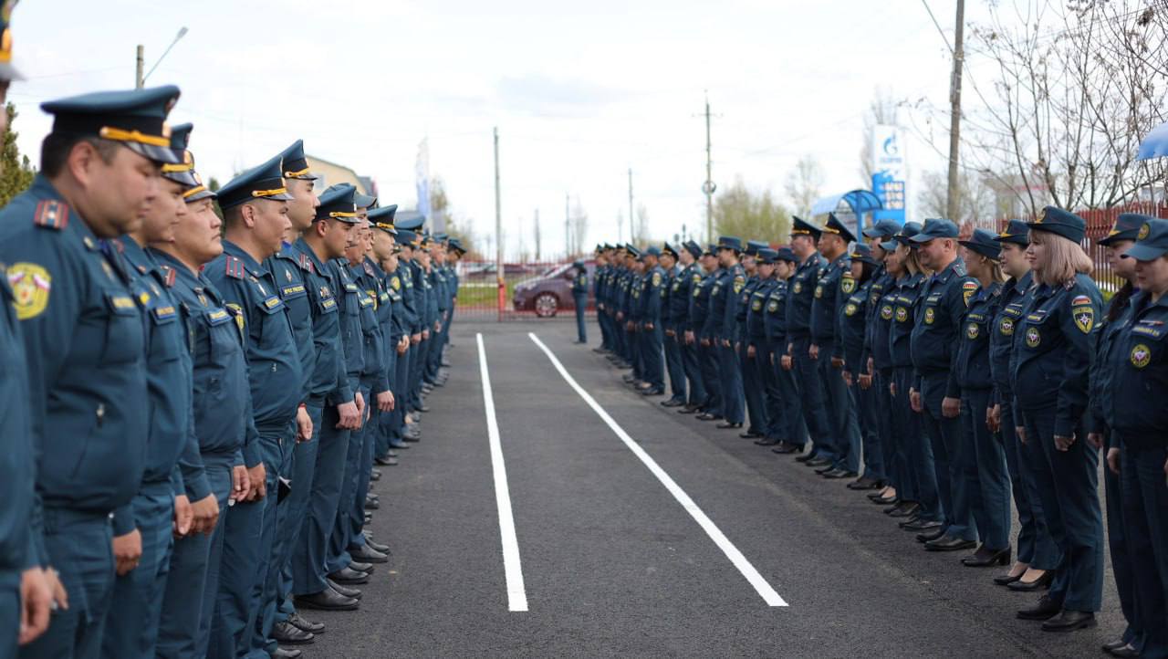 МЧС Калмыкии отмечает 22 года со дня образования Главного управления С профессиональным праздником спасателей поздравил Глава Республики Калмыкия Бату Хасиков За годы существования ведомства созданы доблестные традиции ставшие опорой для сотрудников в служении на благо Калмыкии и всей России Под руководством генерал майора внутренней службы Мергена Мальтинова управление занимает передовые позиции в стране Это результат профессионализма и ответственного отношения к своему делу отметил Глава региона Благодаря труду и самоотверженности спасателей МЧС Калмыкии сегодня это надежная мобильная и высокоорганизованная система стоящая на страже безопасности жителей республики Поздравляем сотрудников и ветеранов управления с праздником Желаем крепкого здоровья благополучия и новых успехов в благородной миссии спасения людей Присоединяйтесь к нашему официальному каналу в MAX   РИАКалмыкия РеспубликаКалмыкия БуддизмКалмыкии2025