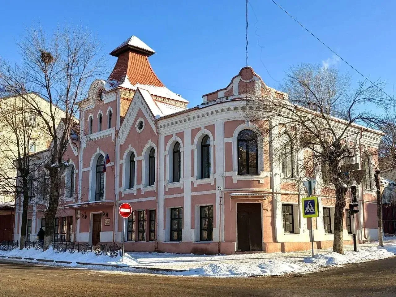 В ЛНР предприниматели вложившие средства в ремонт объектов культурного наследия получат скидку на аренду Правительство Республики утвердило Порядок установления льготной арендной платы и ее размеров в отношении объектов культурного наследия находящихся в собственности Луганской Народной Республики которыми владеют на правах аренды физические или юридические лица вложившие свои средства в работы по сохранению объектов культурного наследия и обеспечившие их выполнение Действие Порядка распространяется на объекты недвижимого имущества являющиеся объектами культурного наследия памятниками истории и культуры народов Российской Федерации и относящиеся к имуществу казны Луганской Народной Республики либо закрепленные за исполнительными органами учреждениями казенными предприятиями ЛНР на праве оперативного управления либо государственными предприятиями Луганской Народной Республики на праве хозяйственного ведения Решение об установлении льготной арендной платы принимается юридическим лицом которое является арендодателем имущества Основанием для установления льготной арендной платы является вложение арендатором своих средств в работы по сохранению объекта культурного наследия Министр культуры Луганской Народной Республики Роман Олексин отметил что принятие данного Порядка важнейший шаг на пути интеграции региона в общероссийское правовое поле Это решение не только стимулирует бизнес инвестировать в сохранение нашего исторического наследия но и демонстрирует последовательную работу правительства ЛНР по приведению регионального законодательства в соответствие с нормами Российской Федерации Механизм льготной аренды давно успешно применяется в других субъектах РФ и теперь он заработает у нас подчеркнул министр Правительство ЛНР в МАХ быстрее