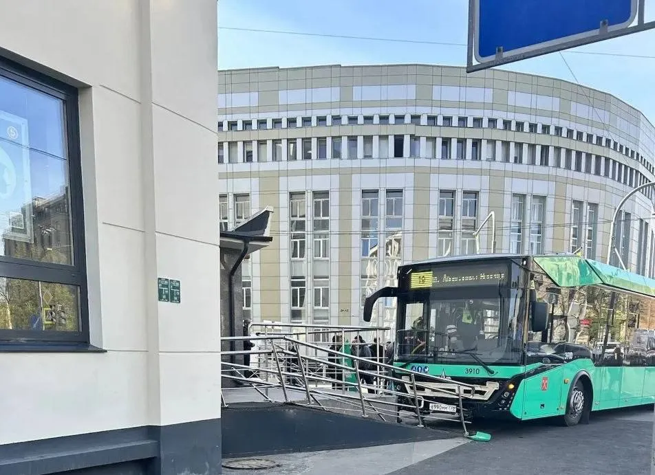 В центре Петербурга автобус въехал в бизнес центр где расположено предприятие комитета по транспорту Пассажирский автобус врезался в здание бизнес центра Фабрика Бебеля на улице Моисеенко где расположен центр управления парковками рассказал Ротонде читатель Как пишет Фонтанка авария могла произойти из за того что водителю стало плохо очевидцы заметили у него на лице кровь О других пострадавших не сообщается Это уже второй за несколько дней случай 8 мая Лазурный автобус врезался в здание на Удельной тогда помощь понадобилась одной пассажирке