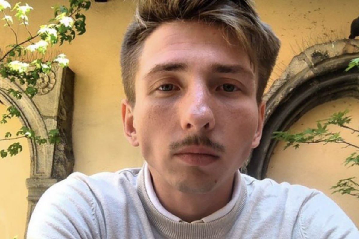 Я должен был заниматься тем что мне нравится влиться в ряды российских оппозиционеров Бывший сотрудник штаба Навального и активист Открытой России признался в работе на ФСБ Российский активист и политэмигрант Игорь Рогов обвиняемый в Польше в попытке взрыва признался польским следователям в сотрудничестве с ФСБ Об этом пишет Wirtualna Polska со ссылкой на материалы дела По данным издания Рогов собирал информацию о сотрудниках польского МИДа государственной программе страны а также об учителях Силезского университета преподававших польский язык россиянам Я должен был заниматься тем что мне нравится влиться в ряды российских оппозиционеров познакомиться с новыми людьми и в конечном итоге сообщить обо всем в ФСБ Мне казалось что я приношу больше пользы чем вреда приводит польское издание слова Рогова на одном из допросов Рогов получил политубежище в 2022 году Своей жене Ирине он говорил что сбежал из России чтобы Кремль не призвал его в армию и не отправил на войну Все это время Польша предоставляла ему жилье бесплатное обучение в сфере IT выплачивала ежемесячные стипендию и социальную помощь в размере 5000 злотых отмечает Wirtualna Polska Активист при этом подчеркивает что сотрудничал с ФСБ под давлением Спецслужбы якобы шантажировали Рогова угрозами что если он не предоставит нужные отчеты они мобилизуют его отца на войну Игоря Рогова обвиняют также в подготовке взрыва в Польше Следствие полагает что летом 2024 года россиянин участвовал в переправке посылки со взрывным устройством Позже суд в Польше арестовал и жену активиста Ирину Ей предъявили обвинение по статьям о шпионаже и пособничестве в преступлении Игорь Рогов в 2017 году был заместителем координатора штаба Алексея Навального в Саранске а после его закрытия начал работать координатором мордовского отделения Открытой России Михаила Ходорковского Фото соцсети