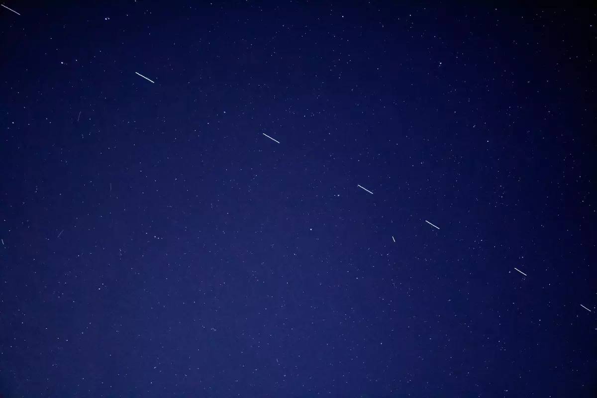 В России создадут аналог Starlink на базе отечественной спутниковой связи Ученые трех российских университетов разработали платформу для высокоскоростной спутниковой связи с использованием активных фазированных антенных решеток. Проект, представленный как отечественный аналог Starlink, направлен на обеспечение глобальной связи, сообщили в Национальной технологической инициативе. Комплекс включает два малых спутника формата CubeSat 6U, полностью собранных из российских компонентов. «В устройствах использованы отечественные микроконтроллеры, СВЧ-электроника и программируемые схемы. Это отличает их от предыдущих разработок»,- пояснил руководитель проекта Герман Янгалин. Планируется запустить до 192 низкоорбитальных спутников. Они будут передавать данные, анализировать сельхозугодья, отслеживать транспорт и проводить дистанционное зондирование Земли. Прототипы антенн уже испытали в стратосфере.