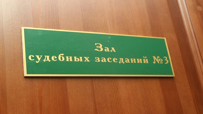 Омич, пытавшийся свалить ДТП на мертвую подругу, получил три года тюрьмы Первомайский районный суд Омска вынес приговор по уголовному делу в отношении 27-летнегогорожанина. Он признан виновным по п. «а» ч. 4 ст. 264 УК РФ нарушение лицом, находящимся в состоянии опьянения, правил дорожного движения, повлекшее по неосторожности смерть человека . В суде установлено, что вечером 17 декабря прошлого года пьяный омич двигался за рулем автомобиля «Volkswagen Jetta» по ул. Орджоникидзе. На одном из участков трассы он разогнался до 99 км/ч и врезался в металлическое ограждение. В результате аварии находящаяся на переднем пассажирском сиденье его 25-летняя подруга от полученных телесных повреждений скончалась. Что решил суд, и почему вмешалась прокуратура, читайте в материале.