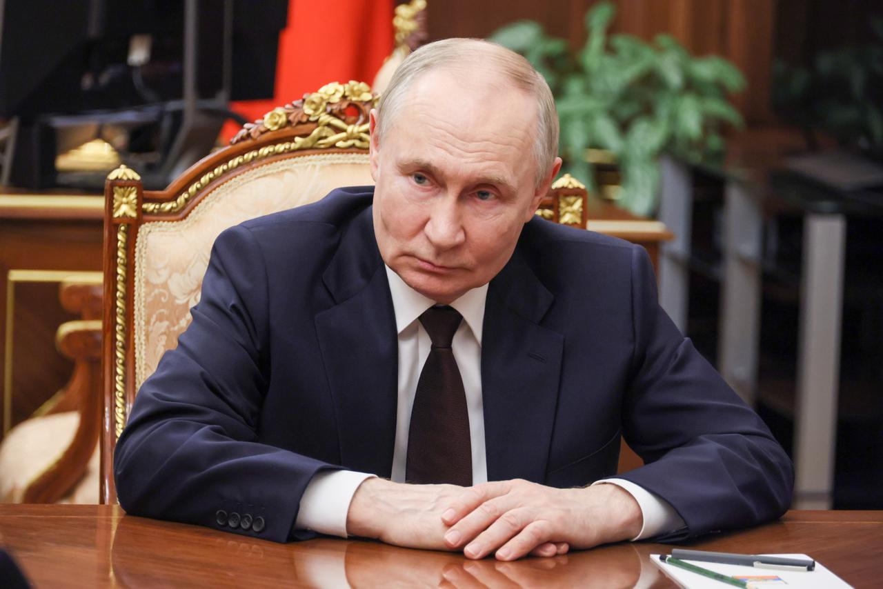 Президент России Владимир Путин присвоил звание «Мать-героиня» жительнице Ставрополья Валентине Глубоченко!  Звание присваивают женщинам, которые родили и воспитали 10 и более детей — им также полагается единовременная выплата в размере 1 миллиона рублей.   Фото: Михаил Метцель/ТАСС  Это Кавказ. Настоящий.