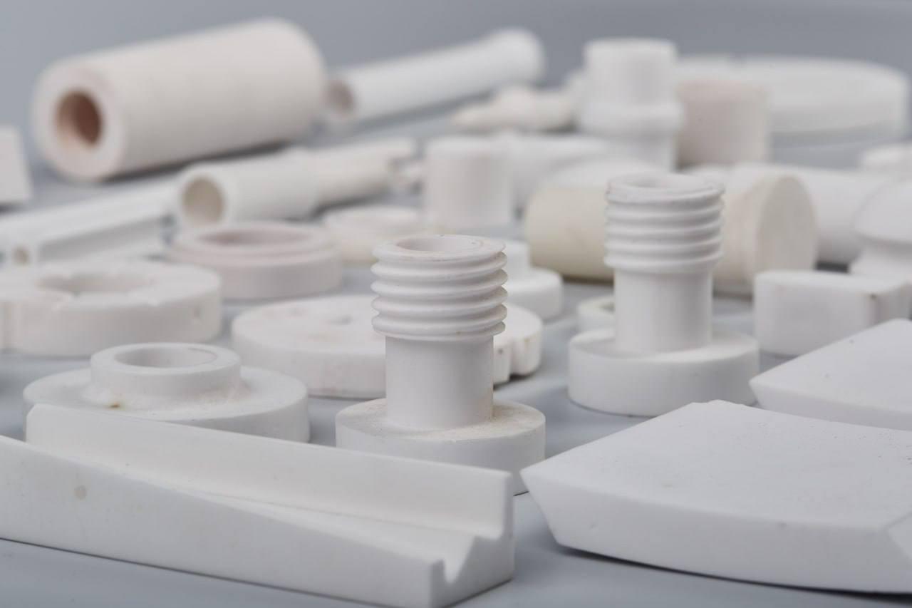 Разработку калужского предприятия включили в топ 10 прорывных решений 2025 года Ученые ГНЦ ОНПП Технология им А Г Ромашина Госкорпорации Ростех запатентовали инновационный способ изготовления сверхпрочных керамических форм для металлургии алюминиевых сплавов сообщил губернатор Владислав Шапша Сейчас в металлургии идет активная замена огнеупорных материалов содержащих асбест на экологически чистые материалы Инновационное решение нашего предприятия упростит и ускорит производство высокопрочной огнеупорной керамической оснастки необходимой для выплавки металлических деталей Научная разработка Технологии вошла в топ 10 прорывных решений 2025 года по версии Роспатента Они были отобраны из 15 тысяч получивших патент Подписаться Прислать новость