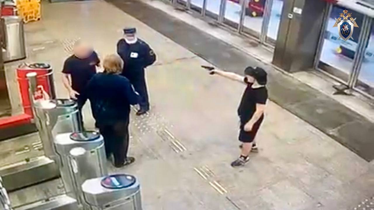 ‼ Возбуждено уголовное дело по факту хулиганских действий несовершеннолетнего на железнодорожной станции в Москве Юго-Западным следственным отделом на транспорте Западного межрегионального следственного управления на транспорте Следственного комитета Российской Федерации возбуждено уголовное дело по факту хулиганских действий подростка 2010 года рождения, по признакам преступления, предусмотренного ч. 2 ст. 213 УК РФ хулиганство, совершенное с применением оружия . Следствием установлено, что вечером 25 июля 2025 года юноша, находясь на железнодорожной станции Матвеевская МЦД-4 Киевского направления Московской железной дороги в Москве, из хулиганских побуждений произвел не менее трех выстрелов из пневматического пистолета в область туловища инспектора группы быстрого реагирования транспортной безопасности, причинив ему физическую боль и телесные повреждения, после чего скрылся с места совершения преступления. В настоящее время при взаимодействии Западного МСУТ СК России и сотрудников ЛО МВД России на станции Москва-Киевская подросток, совершивший указанное преступление, установлен и задержан. Следователем проведен осмотр места происшествия, назначены необходимые судебные экспертизы, выполнен комплекс следственных действий, направленных на установление всех обстоятельств произошедшего.