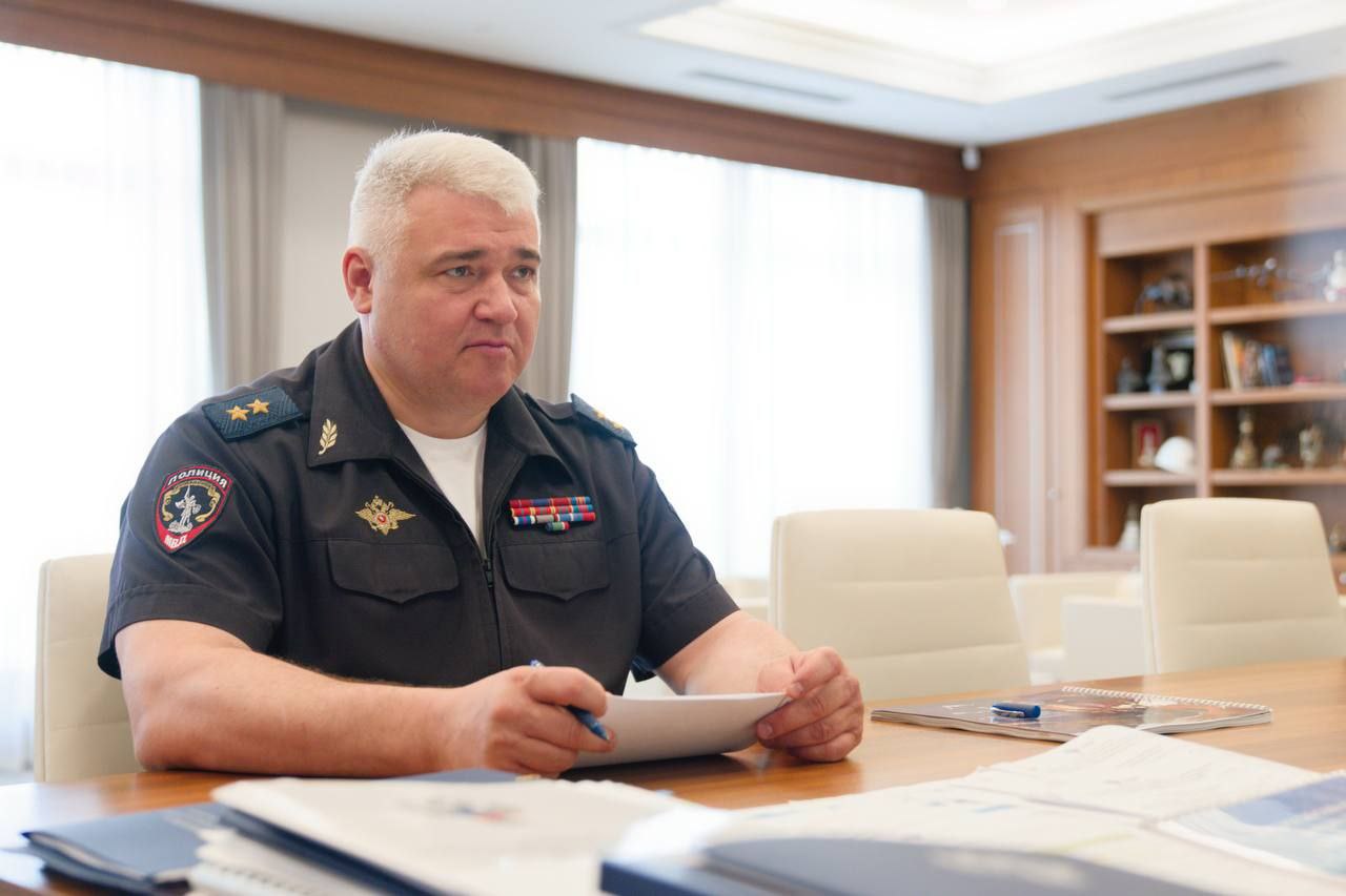 Глава Минстроя России Ирек Файзуллин провел рабочую встречу с Начальником Главного управления по обеспечению безопасности дорожного движения генералом-лейтенантом полиции Михаилом Черниковым Обсудили реализацию нацпроекта «Инфраструктура для жизни» и входящий в него федеральный проект «Безопасность дорожного движения», в первую очередь в опорных населенных пунктах. Рассмотрели модернизацию дорожной инфраструктуры, а именно реконструкцию аварийно-опасных участков и перекрестков. Обсудили также внедрение «умных» технологий, установку интеллектуальных светофоров и систем контроля скорости. Особое внимание уделили повышению безопасности пешеходов – обустройству освещенных переходов, тротуаров и ограждений, а также контролю качества дорожных работ – соблюдению стандартов при строительстве и ремонте. Совместная работа Минстроя России и Госавтоинспекции направлена на создание комфортной и безопасной среды для всех участников дорожного движения.