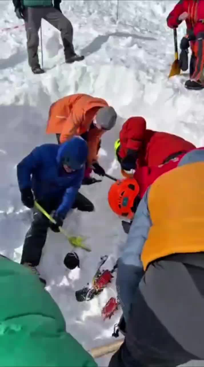 Поиски пропавших туристов в горах Алматы: найдено тело одного из них