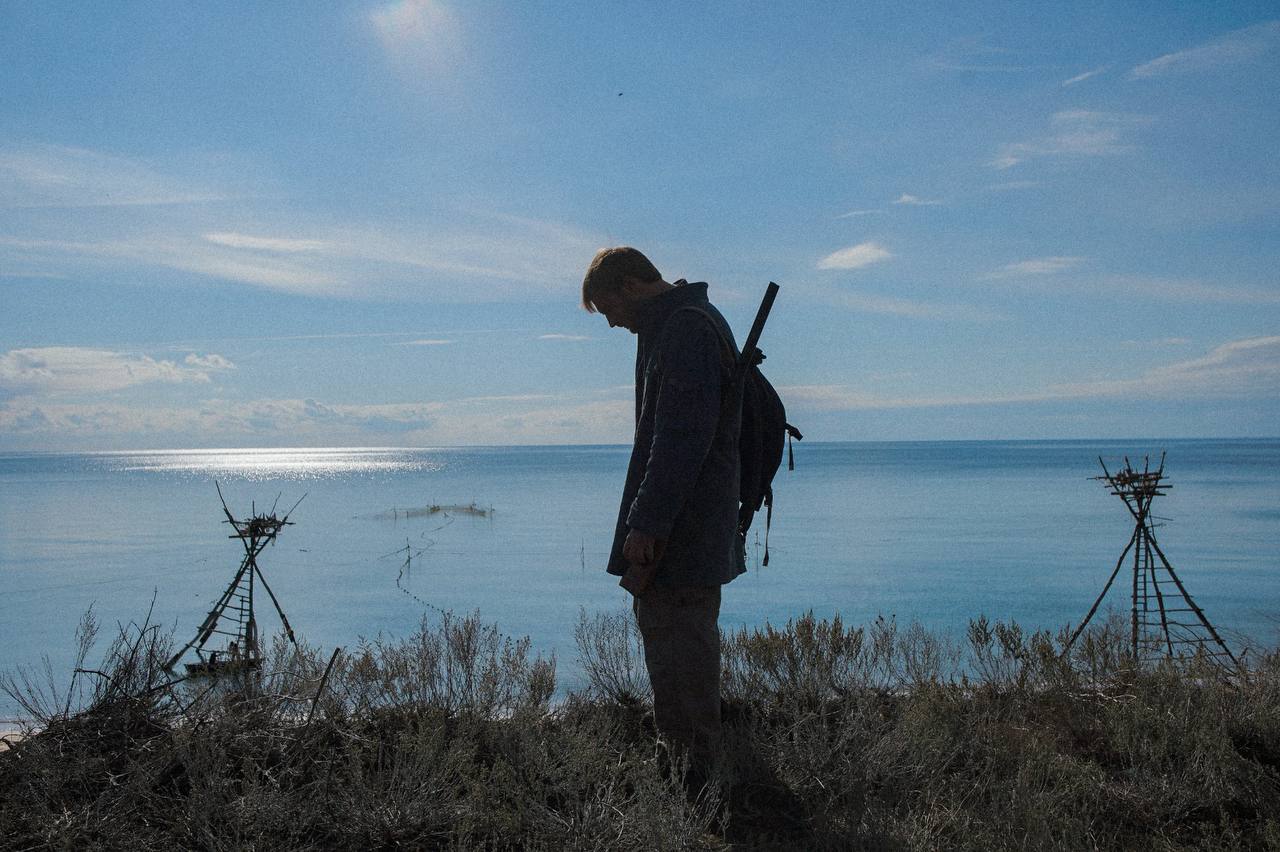 4 ноября в 19 30 в рамках Ленфильм клуба состоится специальный показ фильма Ветер   Фильм представит съемочная группа во главе с режиссером Сергеем Члиянцем Фильм Ветер вторая режиссерская работа Сергея Члиянца подарившего зрителям культовые фильмы Бумер Настройщик Мама не горюй Даун Хаус Живой и другие В своей новой картине он рассуждает о том на что способен мужчина ради женщины из за любви Лучший российский дебют фестиваля Дух огня выйдет в широкий прокат 6 ноября   Ветер это мистическое роуд муви по дорогам которые ведут не туда где герои оказываются то в древних мифах то в русских сказках то в собственных воспоминаниях Хотя изначально вся история про любовь потому что жили были Иван да Катя Сергей Члиянц режиссер Содержание художественного фильма возникает только в зрительном зале нигде больше Когда меня спрашивают о чём фильм я смущаюсь содержание рождается у зрителя Сценарий Ветра уникальный текст написанный в манере которой уже никто не владеет Это огромная сага о России о народе о вере и поиске Бога Судьба фильма складывалась непросто Сегодня российские картины практически не принимают крупные фестивали есть публичные заявления об отмене русской культуры И хотя отборщики были готовы показать Ветер преодолеть этот барьер оказалось невозможно Это эмоциональный спорный вызывающий бурные дискуссии фильм Вход по регистрации ЛенфильмРекомендует