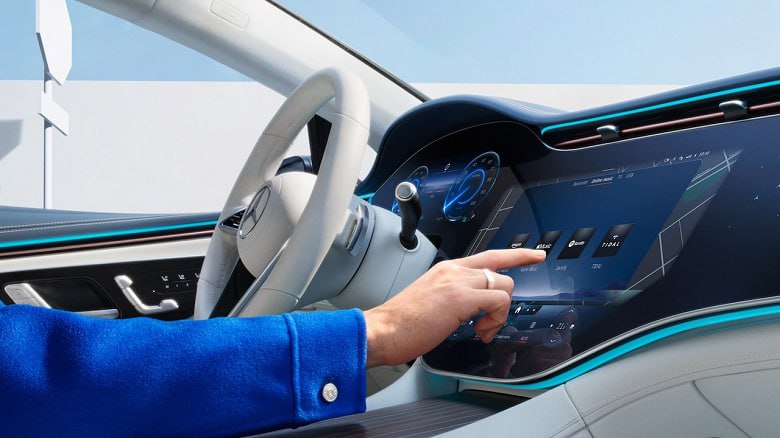 Mercedes возвращает кнопки в салоны Mercedes Benz меняет подход к интерьеру новые GLC и CLA Shooting Brake получили больше физических органов управления джойстики ролики и кнопки на руле Компания заявляет что европейские водители чаще выбирают живые элементы тогда как в Азии популярнее сенсор и голос С конца 2025 года кнопки станут стандартом на всех новых моделях включая CLA При этом бренд сохранит большие дисплеи и сделает упор на ПО и голосовое управление с ИИ automarketolog ru