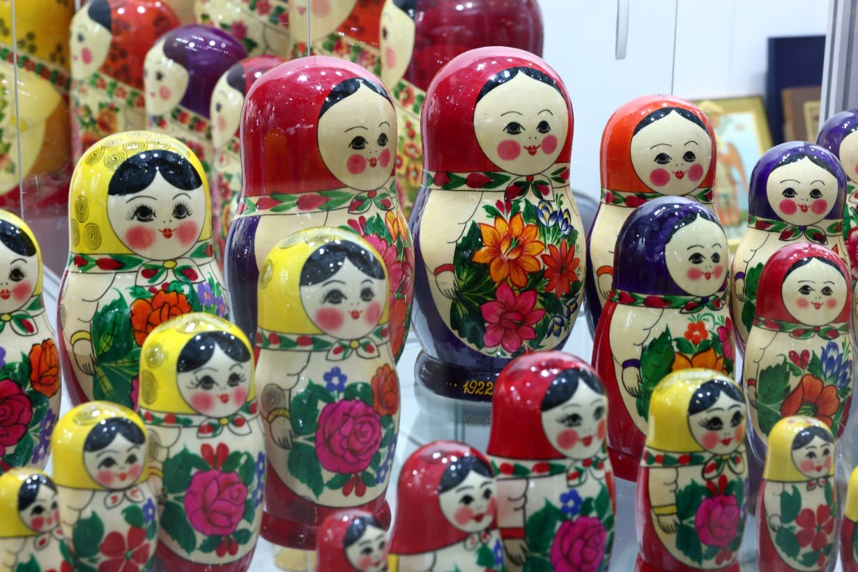 Дело возбудили в Эстонии за контрабанду матрешек Пограничники задержали 39 летнего мужчину который пытался провезти в страну целый арсенал деревянных кукол передает ERR У гражданина Эстонии изъяли 170 матрешек так что теперь в Таллине можно спать спокойно русские куклы не пройдут Выяснилось что мужчина уже попадался на нарушении санкций На него заведено уголовное дело а матрешки только добавили веса к обвинению С 2022 года Эстония запретила ввоз из России товаров приносящих доход от бытовой техники до древесины Матрешки судя по всему тоже попали в черный список Теперь эстонцу грозит до пяти лет тюрьмы   Подпишитесь на Абзац TG VK Дзен MAX Rutube
