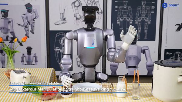 Китайская компания Dobot создает человекоподобного робота Atom   Dobot, китайский разработчик роботизированных рук, недавно объявил, что создал гуманоидного робота по имени Atom, умеющего выполнять высокоточные манипуляции. Новый робот Atom имеет 28 степеней свободы и точность позиционирования ±0,05 мм, что дает ему возможность выполнять очень деликатные задачи. Он также работает с прямыми коленями, что снижает потребление энергии на 42% и при этом он может перемещаться по сложной местности. Кроме того, благодаря вычислительной мощности, в 7,7 раз превышающей стандартные для отрасли показатели, и программной модели робота-оператора Model – 1  ROM-1 , робот Atom может самостоятельно адаптироваться к нестандартным ситуациям.    По материалам сайта DSMedia.pro