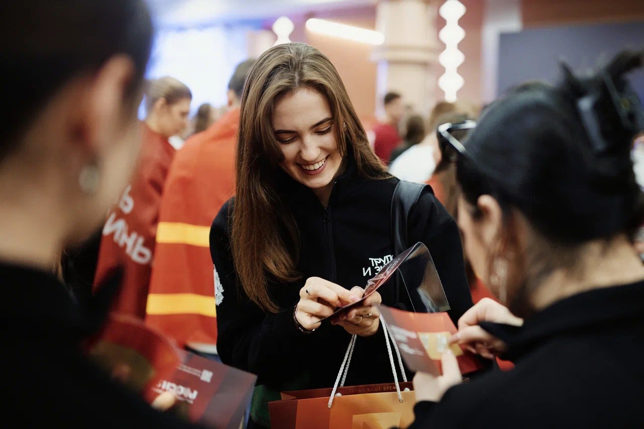 20 декабря на Всероссийской премии молодёжных достижений Время молодых в Национальном центре Россия запустился новый форумный сезон Росмолодёжи и открылась регистрация на 17 форумов по ссылке Всего в линейку 2026 года вошли 27 форумов из них 19 всероссийских и 8 окружных Участниками станут тысячи молодых людей со всей страны в том числе бойцы спецоперации и представители других государств Сквозной линией всех программ станет единство народов России Форумная кампания проходит в рамках национального проекта Молодёжь и дети Ежегодно на форумах Росмолодёжи проходит грантовый конкурс который даёт возможность получить поддержку до 1 млн рублей на реализацию своего проекта В 2025 году по итогам форумного сезона 206 проектов получили грантовую поддержку на общую сумму более 107 млн рублей Среди них были и жители Тамбовской области Были поддержаны 11 авторов молодежных проектов из нашего региона Общая сумма их поддержки составила более 7 8 млн рублей Также две жительницы Тамбовской области получили микрогранты на общую сумму 415 тысяч Наши новости в МАХ