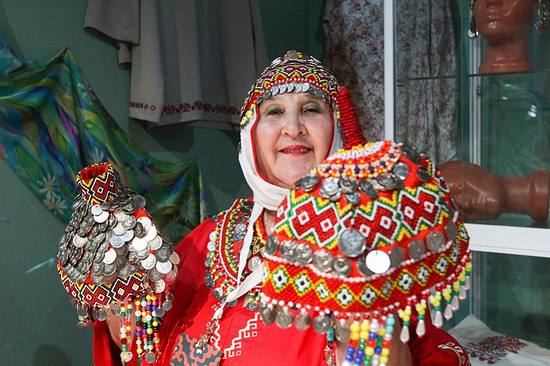 В Дагестане создадут лабораторию креативной индустрии Глава региона Сергей Меликов поручил профильным ведомствам подготовить предложения по запуску проекта На площадке будущей лаборатории планируют собирать инициативы и развивать креативные направления от традиционных ремёсел и народных промыслов до литературы и музыки По словам Меликова доля креативной индустрии в валовом продукте России выросла с 4 в 2024 году почти вдвое в 2025 м а число занятых в сфере достигло 4 6 млн человек Фото Это Кавказ