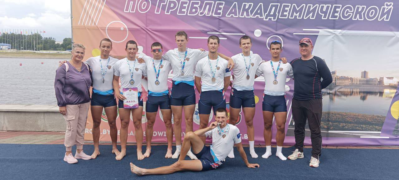 СПОРТИВНАЯ СТОЛИЦА В Бресте состоялось Открытое первенство Республики Беларусь по гребному спорту, где отличные результаты показали спортсмены Санкт-Петербурга. В классе «четверка без рулевого» среди юниорок до 19 лет победителями стали Мария Мерзлякова, Вероника Яблокова и Александра Закладная, а Даниил Старов, Николай Дементьев, Ярослав Гнатюк и Артем Плиско финишировали на второй позиции среди юниоров. Бронзовую награду завоевали Арсений Кудряшов и Артемий Крашенинников. Золотую медаль среди юниорок до 19 лет в классе «восьмерка с рулевым» выиграли Мария Мерзлякова, Александра Закладная, Вероника Яблокова и Ульяна Плиско. Лучший результат в двойке парной и в четверке парной среди юношей до 23 лет показали Никита Кудряшов и Артем Шапкин. В классе «восьмерка с рулевым» среди девушек до 23 лет первое место заняли Елена Лушина, Анастасия Середа и Ульяна Плиско. Серебряную награду в классе «восьмерка с рулевым» среди юниоров до 23 лет завоевал экипаж в составе - Даниил Старов, Николай Дементьев, Арсений Кудряшов, Артемий Крашенинников, рулевая - Ульяна Плиско. Бронзовыми призерами в двойке без рулевого среди юниоров стали Даниил Старов и Николай Дементьев. #МыСпортивныйПетербург #РоссияБеларусь #ГребнойСпорт