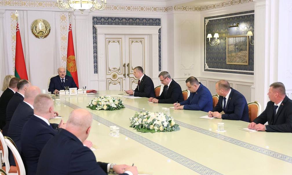 Президент Беларуси Александр Лукашенко 22 мая рассмотрел кадровые вопросы Петкевич Наталья Владимировна - Заместитель Премьер-министра Республики Беларусь; Вакульчик Валерий Павлович - руководитель Аппарата Совета Министров Республики Беларусь; Перцов Владимир Борисович - Первый заместитель Главы Администрации Президента Республики Беларусь; Караник Владимир Степанович - Председатель Президиума Национальной академии наук Беларуси; Юргевич Владимир Иосифович - помощник Президента Республики Беларусь - инспектор по Витебской области; Картун Андрей Михайлович и Скобялко Денис Константинович - заместители Председателя Правления Национального банка; Шерстнев Николай Николаевич - заместитель Управляющего делами Президента Республики Беларусь.