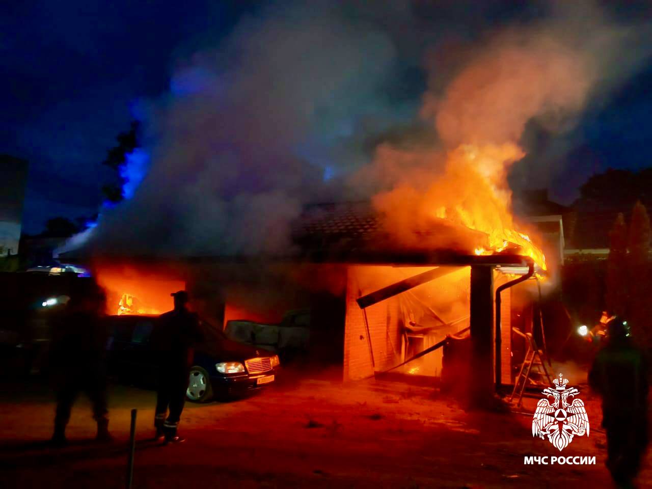 Пожар в гараже Вчера огнеборцы 1 2 и 6 2 пожарно-спасательных частей оперативно ликвидировали возгорание на улице Маяковского во Ржеве. В результате пожара огнем повреждена внутренняя отделка гаража по всей площади. Пострадавших нет. Причиной пожара послужило короткое замыкание электропроводки. МЧС России предупреждает: используй исправное электрооборудование; следи за состоянием электропроводки; доверяй ремонт и обслуживание техники профессионалам. Ваша безопасность - ваша ответственность!