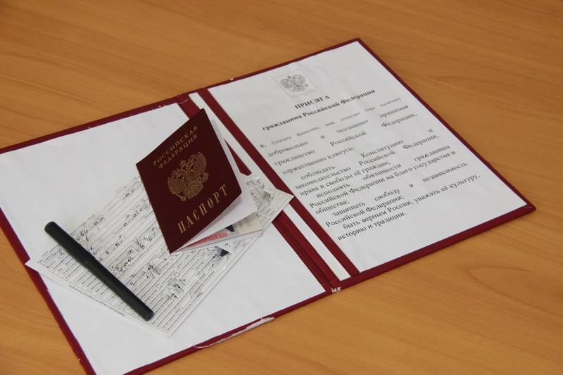 В Приморье вручили паспорт гражданина РФ уроженцу Узбекистана, подписавшему контракт с Министерством Обороны России Во Владивостоке сотрудники приморской полиции в очередной раз вручили паспорт гражданина РФ уроженцу Самаркандской области Республики Узбекистан Уктаму 1984 года рождения, заключившему годичный контракт о прохождении военной службы в вооруженных силах РФ с Министерством обороны. Это было сделано в рамках выполнения положений Указа Президента Российской Федерации №10 от 04.01.2024 г. «О приеме в гражданство Российской Федерации иностранных граждан, заключивших контракт о прохождении военной службы в Вооруженных силах Российской Федерации или воинских формированиях и членов их семей». Торжественная церемония принятия Присяги гражданина России прошла в кабинете руководителя Управления по вопросам миграции полковника полиции Олега Дубовицкого. Вручая паспорт, он тепло поздравил нового гражданина России и пожелал ему достойно выполнить свой воинский долг. Подписав контракт в феврале этого года, Уктам уже успел побывать в Курской области и принять участие в освобождении российских территорий. Процесс принятия в Гражданство России иностранцев, изъявивших желание отдать воинский долг своей новой Родине, нарастает. Так, если за весь 2024 г. положениями Указа №10 в Приморском крае воспользовалось только 38 человек, то за первые три месяца этого года их насчитывается уже 10. Вместе с тем, продолжается работа по выявлению тех иностранных граждан, которые, получив гражданство России, не спешат выполнить свою обязанность по постановке на воинский учёт. В отношении таковых применяется процедура прекращения гражданства с последующим выдворением за пределы Российской Федерации. Полиция Приморья
