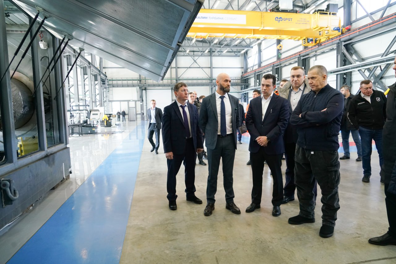 Юрий Трутнев на Сахалине Энергооборудование нужно обслуживать и ремонтировать на месте В Южно Сахалинске заместитель председателя правительства России и полпред президента в ДФО Юрий Трутнев побывал на предприятии Сахалин Турбина Сервис Компания занимается обслуживанием и ремонтом энергетического оборудования Полпред отметил что региону важно самостоятельно обслуживать технику которая здесь работает По его словам следующий шаг научиться производить такое оборудование в России Он добавил что планирует обсудить эту тему с компанией РусГидро Подробнее на нашем сайте Подписаться на нас Telegram I MAX Прислать нам новость Sakhonlinebot