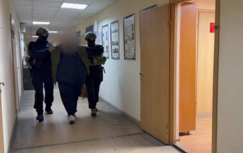 Волгоградский блогер обвиняется в серии вымогательств Блогер из Волгоградской области обвиняется в совершении нескольких вымогательств в том числе в крупном размере Об этом сообщает пресс служба следственного комитета РФ Начиная с 2020 года подозреваемый требовал от руководителей организаций и отдельных граждан денежные средства за нераспространение порочащих сведений Суммы которые он намеревался получить варьировались от 100 тысяч до 6 миллионов рублей прокомментировали в ведомстве Отмечается что блогер по предварительному сговору с владельцем анонимного интернет канала угрожали предпринимателю публикацией дискредитирующих материалов чтобы получить от него шесть миллионов рублей Своих целей фигуранты достигли Южная служба новостей