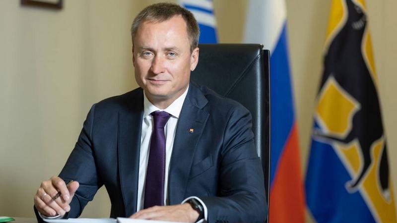 Мэр Сургута запретил чиновникам приходить на работу с похмелья и публиковать фото с люксовыми машинами В ХМАО мэр Максим Слепов принял Кодекс этики и служебного поведения для сотрудников администрации Сургута. Чиновники должны соблюдать его во время работы и после нее, в соцсетях. Мэр запретил чиновникам публиковать в соцсетях откровенные фото, снимки с алкоголем, сигаретами, из казино, ресторанов или на фоне люксовых автомобилей и интерьеров. Чиновники не должны лайкать и репостить экстремистский, порнографический и провокационный контент. Им запрещено публично критиковать государство. Сотрудникам администрации запрещено приходить на работу в нетрезвом виде или с похмелья, грубо себя вести, оскорблять коллег и граждан, угрожать им. Руководители должны быть «образцом безупречной репутации» для подчиненных. Администрация порицает любые формы дискриминации по признаку пола, возраста или национальности. Мэр запретил публично выражать политические взгляды, симпатию к каким-то политикам или критику в их адрес. Специальная комиссия будет следить за поведением чиновников. За несоблюдение кодекса сотрудникам администрации грозят разные дисциплинарные меры. Они не смогут построить карьеру в мэрии. Подписаться Прислать новость