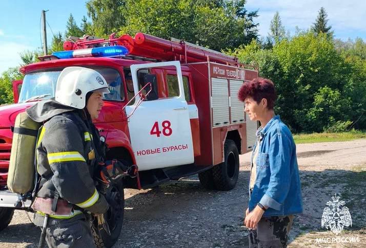 В лесопитомнике пожар В Новых Бурасах огнеборцы провели пожарно-тактические учения. По легенде, в столярном цехе загорелись пиломатериалы. условно пострадавший спасен; вопросы тушения отработаны; учебный пожар потушен в кратчайшие сроки.