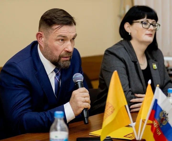 Омское отделение Справедливой России возглавил Владимир Гуселетов На партийной конференции которая состоялась в субботу омские эсеры выбрали нового лидера Им стал депутат Заксобрания Владимир Гуселетов За спиной Владимира Гуселетова солидный политический опыт Он избирался в Омский горсовет в 2017 году а в 2021 году прошел по партийным спискам в Законодательное Собрание Напомним что предыдущий руководитель регионального отделения СР Андрей Жуковский сейчас ожидает суда Написать в редакцию можно здесь gorod55ru