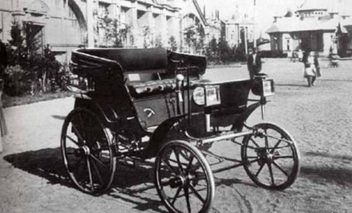 В этот день 18 сентября 1896 года городская дума приняла решение об обложении всех механических экипаже автомобилей налогом в 15 рублей в год Такой налог платили тогда владельцы конных экипажей Таким образом это стало официальным признанием автомобиля как средства транспорта Подписаться на Историю Петербурга