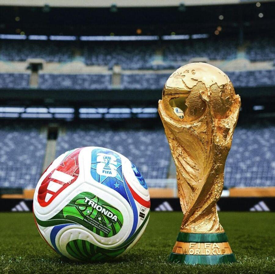 Идея бойкота Чемпионата мира по футболу который пройдет в США этим летом обсуждается в Европе на фоне споров из за Гренландии утверждает The Economist Действие напоминающее бойкот США летней Олимпиады в Москве в 1980 м году признался автор По его словам сейчас настроения в ЕС мрачные если не мятежные А если Брюссель все таки решится ответить Вашингтону то ситуация может усугубиться