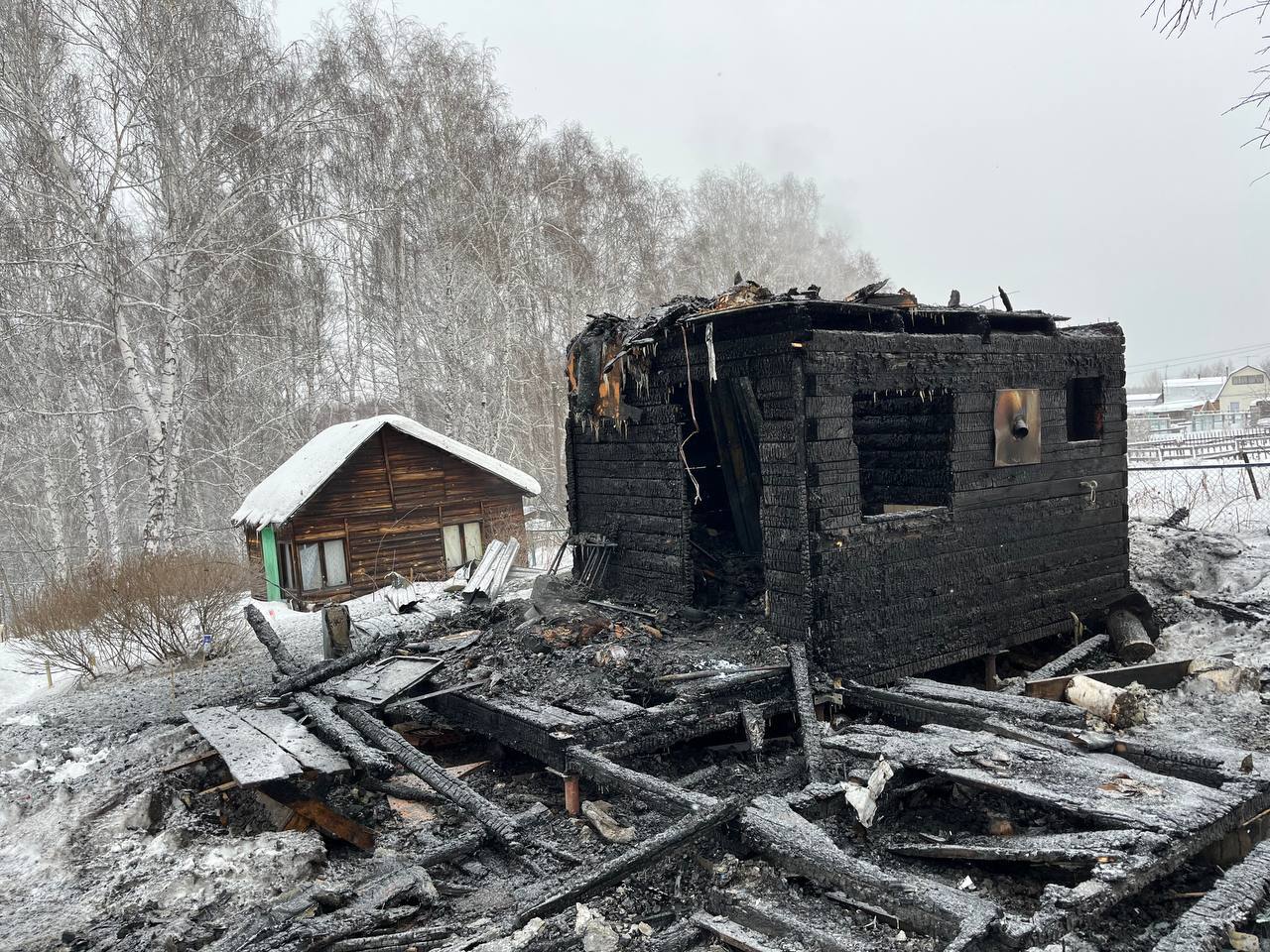 Огонь погубил обоих  Под Новосибирском произошёл пожар, в котором погибли два человека. Трагедия случилась в СНТ «Майский» между Сокуром и райцентром Мошково.   Во время тушения вспыхнувшего дачного дома пожарные нашли сильно обгоревшие тела мужчины и женщины. Их личности пытаются установить правоохранители.   Следователи СКР начали проводить доследственную проверку и назначили экспертизы, чтобы установить точные причины смерти погибших и возгорания.   Всё контролирует прокуратура.   Вести Новосибирск