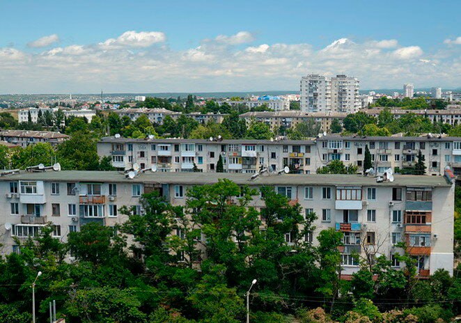 С 2026 года управляющие организации будут отчитываться перед жителями по новым правилам Отчет будет содержать информацию о финансовой и хозяйственной деятельности перечень всех выполненных работ по содержанию и ремонту дома с указанием плановых и фактических данных а также их стоимости данные о текущих ремонтах и остатках средств на счете детализацию расходов на управление энергосбережение и закупку коммунальных ресурсов Также в документе будут отражены жалобы жильцов перерасчеты за некачественные услуги информация о долгах собственников и мерах по их взысканию а также сведения о привлечении управляющей организации к административной ответственности Порядок установлен приказом Минстроя России и будет действовать до 2031 года Предполагается что для собственников квартир такой отчет станет важным инструментом контроля Ознакомиться с ним можно будет в ГИС ЖКХ и через мобильное приложение Госуслуги Дом Севкор теперь в MAX Читайте Севкор