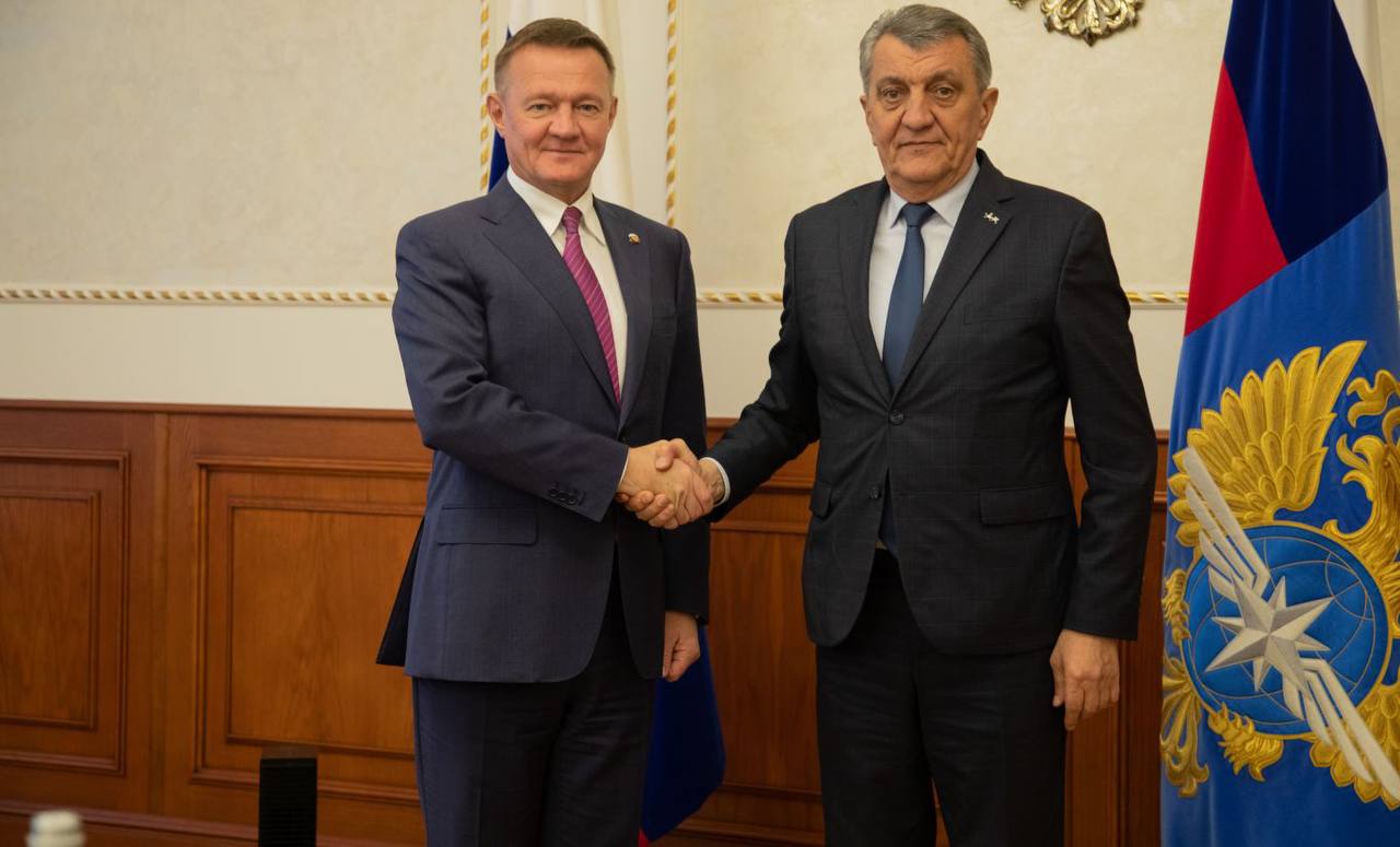 Сергей Меняйло и министр транспорта РФ Роман Старовойт провели рабочую встречу Стороны обсудили приоритетные направления транспортного развития Северной Осетии. Роман Старовойт отметил, что в республике находятся крупнейшие на Северном Кавказе приграничные транспортные артерии и пункты пропуска через государственную границу, в связи с чем ситуация в транспортном комплексе требует постоянного мониторинга и оперативного решения возникающих задач. Особое внимание на встрече уделено вопросу реконструкции подъезда к курорту Цей. Подробнее читайте на нашем сайте. #alaniagov #севернаяосетия #алания #главарсоа
