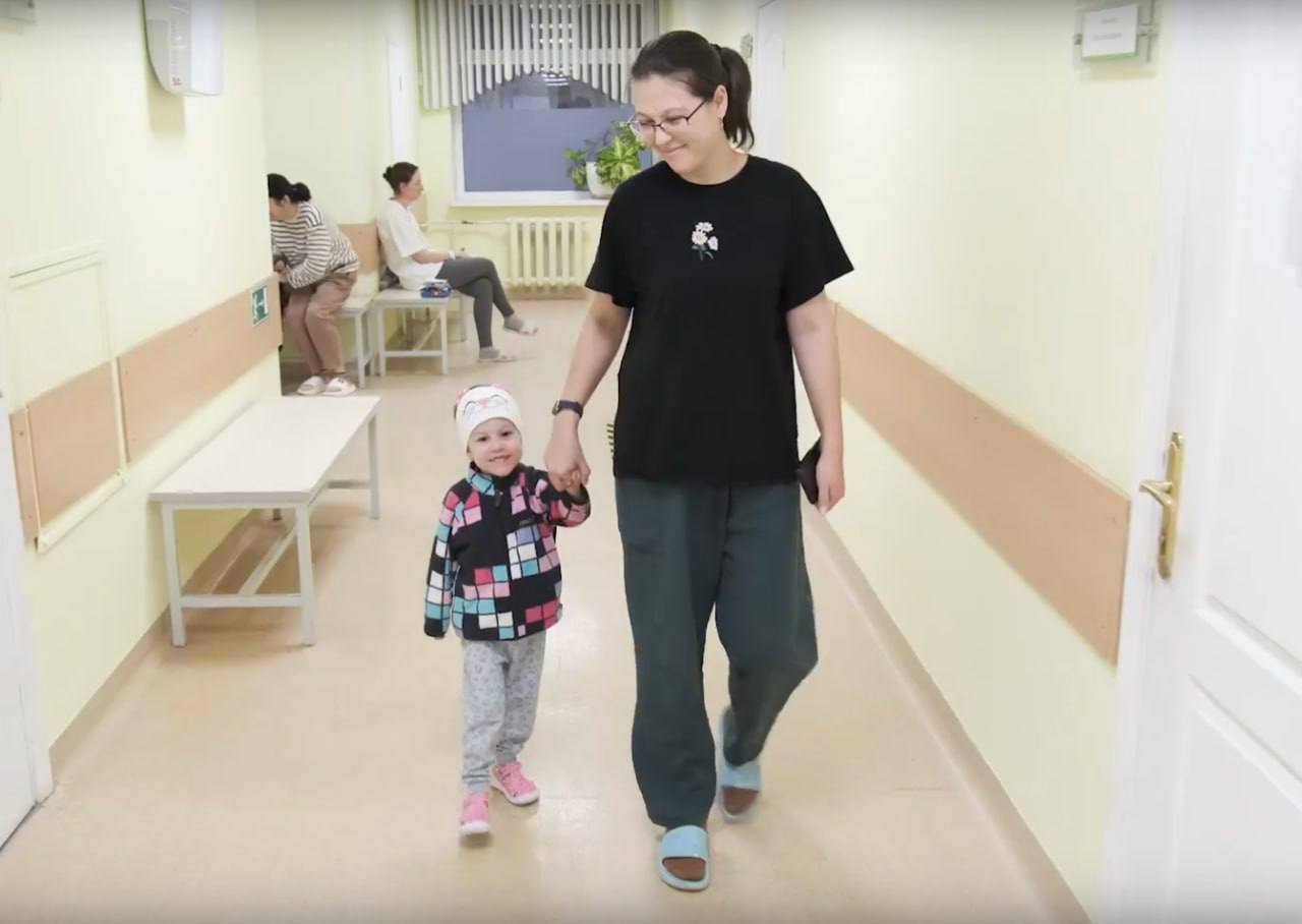 Трехлетняя девочка которую папа вышвырнул из окна вернулась домой после лечения в Российской детской клинической больнице Сейчас она проходит реабилитацию в Уфе