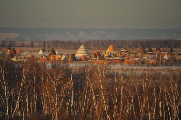 Якутск вошел в топ-20 городов по абсолютному приросту населения По данным Росстата, население столицы республики на начало 2025 года составило 373 тысячи человек. Такой прирост назвали важным индикатором экономической стабильности и социальной привлекательности города. Воплощение в жизнь мастер-плана Якутска и строительство Ленского моста призваны стать залогом дальнейшего роста численности населения и повышения привлекательности города. Проекты позволят столице расширить границы и улучшить транспортную доступность. Это создаст условия для дальнейшего экономического и социального развития. «До 2024 года Якутск входил в топ-50 крупнейших городов России, но был смещен Грозным, численность которого увеличилась на 65 тысяч человек благодаря расширению границ. Тем не менее, город сохраняет высокий потенциал для возвращения в этот престижный список», - сообщили в правительстве региона. Фото: Евгения Гусева