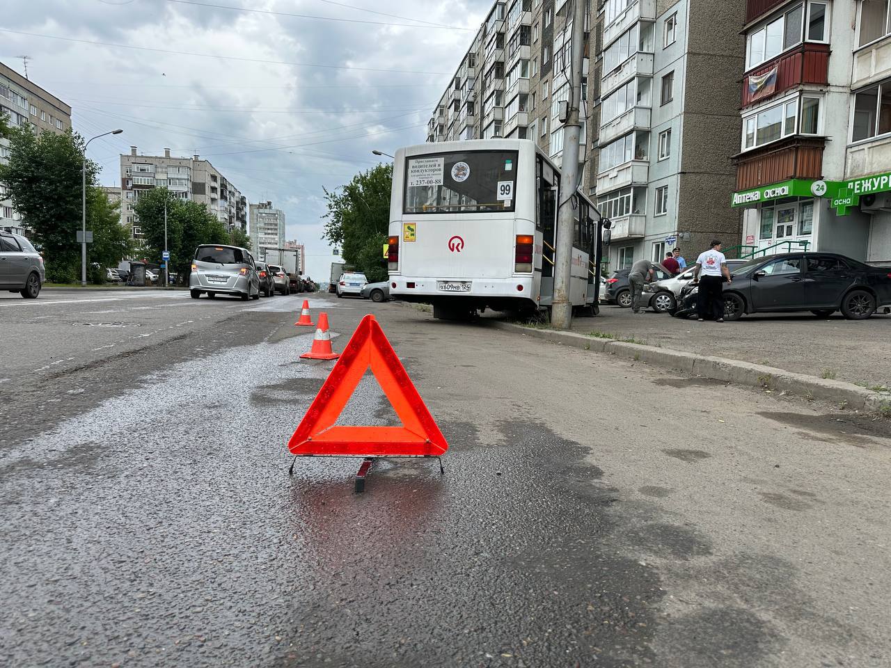 В Красноярске маршрутный автобус устроил массовую аварию. По данным полиции города, это произошло сегодня утром, 2 июля, на улице Ладо Кецховели, в районе дома № 40.    Предварительно установлено, что за рулем автобуса 99-го маршрута находился 26-летний водитель. По каким-то причинам он допустил столкновение с грузовиком «ГАЗель». Тот по инерции влетел в «Мазду». А автобус, поворачивая на обочину, протаранил еще три легковых автомобиля.    Пострадала женщина, пассажирка автобуса, ей понадобилась медицинская помощь, скорая доставила ее в больницу.     : ГАИ