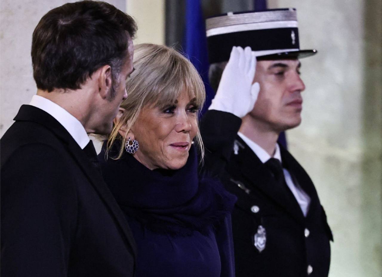 Осуждены за кибербуллинг 10 французских граждан получили наказания за утверждения в интернете что жена президента Макрона родилась мужчиной Один из троллей даже приговорен к реальному сроку а 6 месяцев Остальным выписали штрафы и обязательные курсы по борьбе с домогательствами в интернете Свободная Франция видимо свободна только в тех вопросах которые не касаются семей высшего руководства страны Прецедент теперь имеется ждём репрессиий от обидчивых французских чиновников и их жен рангом пониже