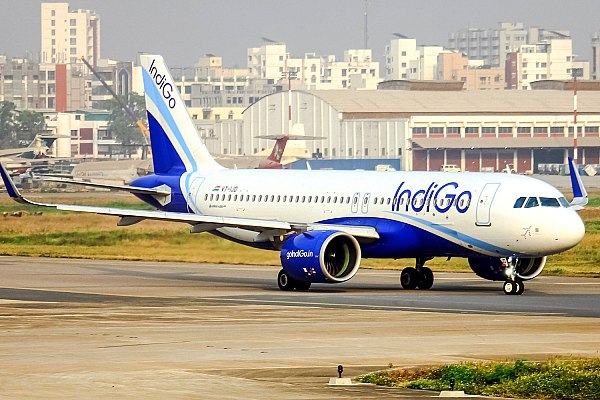 Аэропорты Индии второй день работают со сбоями В крупных аэропортах Индии второй день продолжаются длительные задержки рейсов из за этого в четверг крупнейшему лоукостеру страны IndiGo пришлось отменить более 300 рейсов из примерно 2300 Об этом сообщает Интерфакс со ссылкой на Hindustan Times Авиакомпания принесла извинения и предупредила пассажиров что к задержкам нужно быть готовыми и в пятницу так как для внесения корректировок и стабилизации полетов понадобится около 48 часов Технические сбои изменения в расписании связанные с зимним сезоном неблагоприятные погодные условия повышенная загруженность авиационной системы и внедрение обновленных правил составления списков экипажей ограничения по времени выполнения полетов оказали негативное влияние на нашу деятельность таким образом которого невозможно было предвидеть заявила компания aviaru net n290513