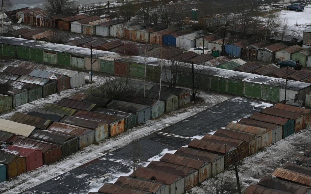 Двое мужчин найдены мёртвыми в гараже Ангарска Накануне они употребляли алкоголь и ели покупные продукты Следов насильственной смерти нет СК проводит проверку изъяты вещи и приостановлена продажа продуктов Основная причина гибели будет установлена позже Подписаться Прислать новость