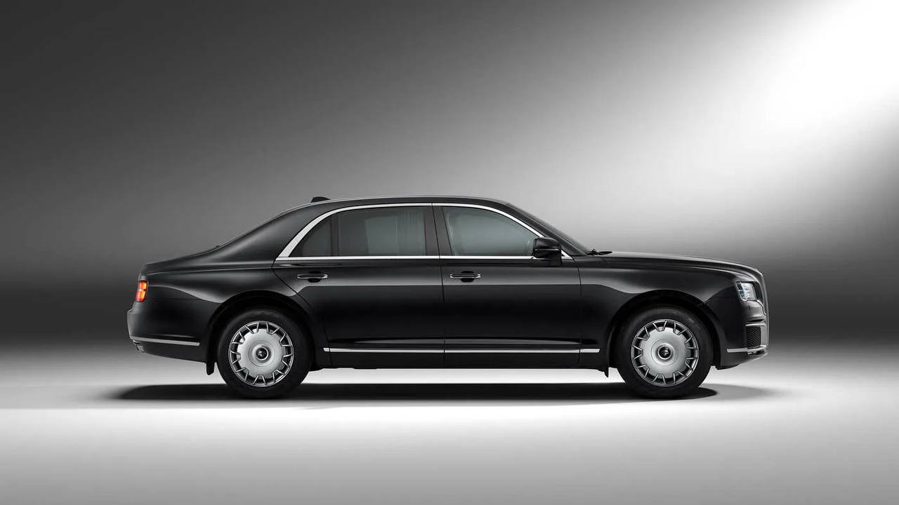 Фонтанка пишет что у автобренда Aurus не всё гладко Завод в Татарстане остановил конвейер официально из за инвентаризации Сообщается о долгах и снижении спроса автомобили в основном закупают госкорпорации а спрос от них иссяк Из частных покупателей упоминается Киркоров Любопытная деталь Путин подарил два Aurus Ким Чен Ыну но тот всё равно ездит на Maybach