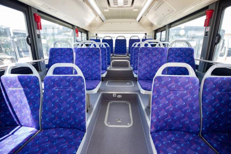 Администрация Владивостока в одностороннем порядке расторгла контракт с автотранспортным предприятием ООО КАСЛАР обслуживавшим маршрут 81 Маяк Енисейская Автовокзал Причиной стали систематические нарушения условий договора а именно недостаточное количество автобусов на линии Как сообщили в управлении транспорта предприятию неоднократно направлялись предписания с требованием устранить нарушения Однако несмотря на это проблемы не были решены Учитывая многочисленные нарушения мы воспользовались правом отказаться от договора в одностороннем порядке Это предусмотрено Федеральным законом 44 ФЗ На сегодняшний день контракт считается расторгнутым заявили в ведомстве Отмечается что это первый случай одностороннего расторжения контракта с перевозчиками во Владивостоке Для возобновления работы маршрута 81 будет объявлен новый аукцион