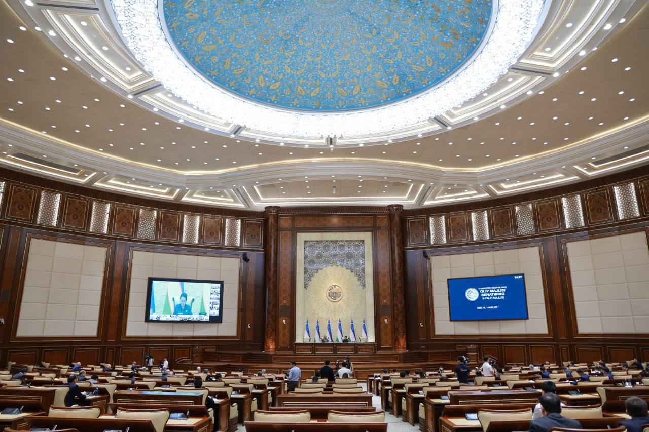 Сенат Узбекистана принял законы, направленные на защиту прав граждан и здоровья населения Под руководством Председателя Сената Олий Мажлиса Узбекистана Танзилы Нарбаевой прошло заседание палаты, на котором были приняты поправки для совершенствования института медиации при альтернативном разрешении споров. Нотариусам теперь предоставлено право выступать в качестве медиаторов нейтральной стороны, которая помогает разрешить конфликт . Министерство юстиции назначено уполномоченным органом в этой области. Установлены требования к медиаторам, включая наличие высшего образования и обязательное повышение квалификации каждые три года. Одобрены изменения в законы, касающиеся противодействия ВИЧ. Установлено обязательное медицинское освидетельствование на ВИЧ для граждан, находящихся за границей, а также для иностранных граждан, работающих в Узбекистане. Обнаружение ВИЧ/СПИДа и туберкулеза может стать основанием для отказа в выдаче разрешений на трудовую деятельность. Изменены нормы уголовной ответственности для несовершеннолетних. Лица, отбывшие наказание за не особо тяжкие преступления до 18 лет, теперь считаются несудимыми. Минимальные сроки лишения свободы сокращены с шести месяцев до одного месяца. Приняты поправки в сфере трудовой миграции. Расширяются права и обязанности агентств занятости. Определяется продолжительность сверхурочной работы и совершенствуется система оплаты за нее.