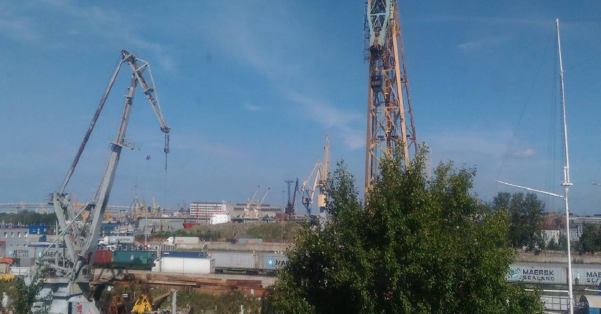 Крен нашли на буксире «Капитан Ушаков» в Санкт-Петербурге  По их данным, работы проводили специалисты Ярославского судостроительного завода. На месте происшествия находятся городские спецслужбы, дежурные службы Балтийского завода.  Буксир проекта 23470 «Капитан Ушаков» попал в воду 14 июня 2022 года. Он оказался в Северной столице, его начали достраивать на территории Балтийского завода. Подробности тут.    Google maps