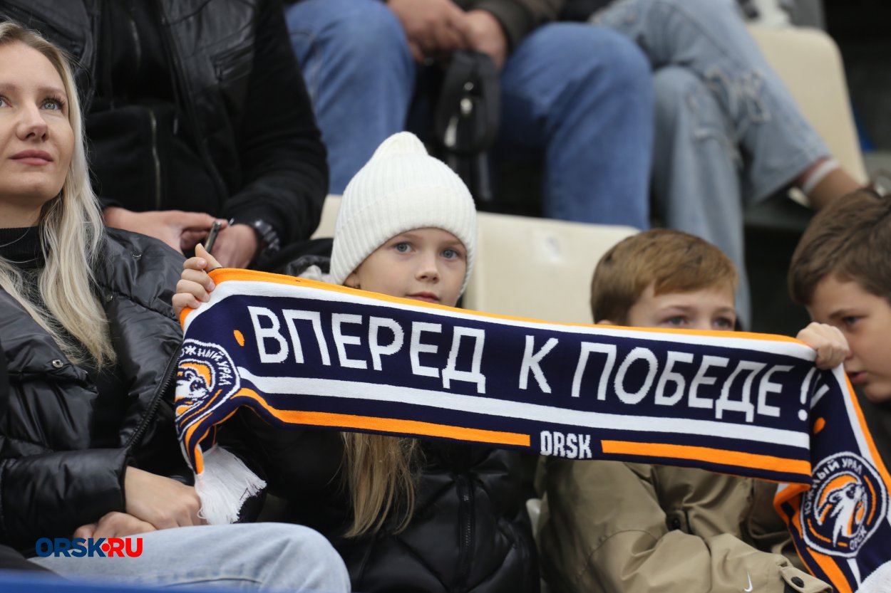 ORSK RU 18 ХК Южный Урал сыграет с красноярским Соколом Второй домашний поединок ХК Южный Урал проведёт против красноярского Сокола Орский коллектив накануне одержал важную победу над Норильском 2 1 и она стала для южноуральцев второй подряд Ранее орчане обыграли питерский СКА ВМФ 2 4 Продолжает уверенно набирать форму голкипер Данила Овчарик дважды подряд вышедший в стартовом составе и отразивший в игре с Норильском 28 бросков соперника Несколько раз Овчарик эффектно спас свои ворота от казалось бы неминуемого гола и срывал аплодисменты болельщиков Первую шайбу с начала календарного чемпионата забросил нападающий Илья Литвинов Его гол в большинстве в итоге предопределил исход поединка и стал победным Две победы подряд позволили Южному Уралу вернуться в зону плей офф и подробнее на канале ORSK RU 18