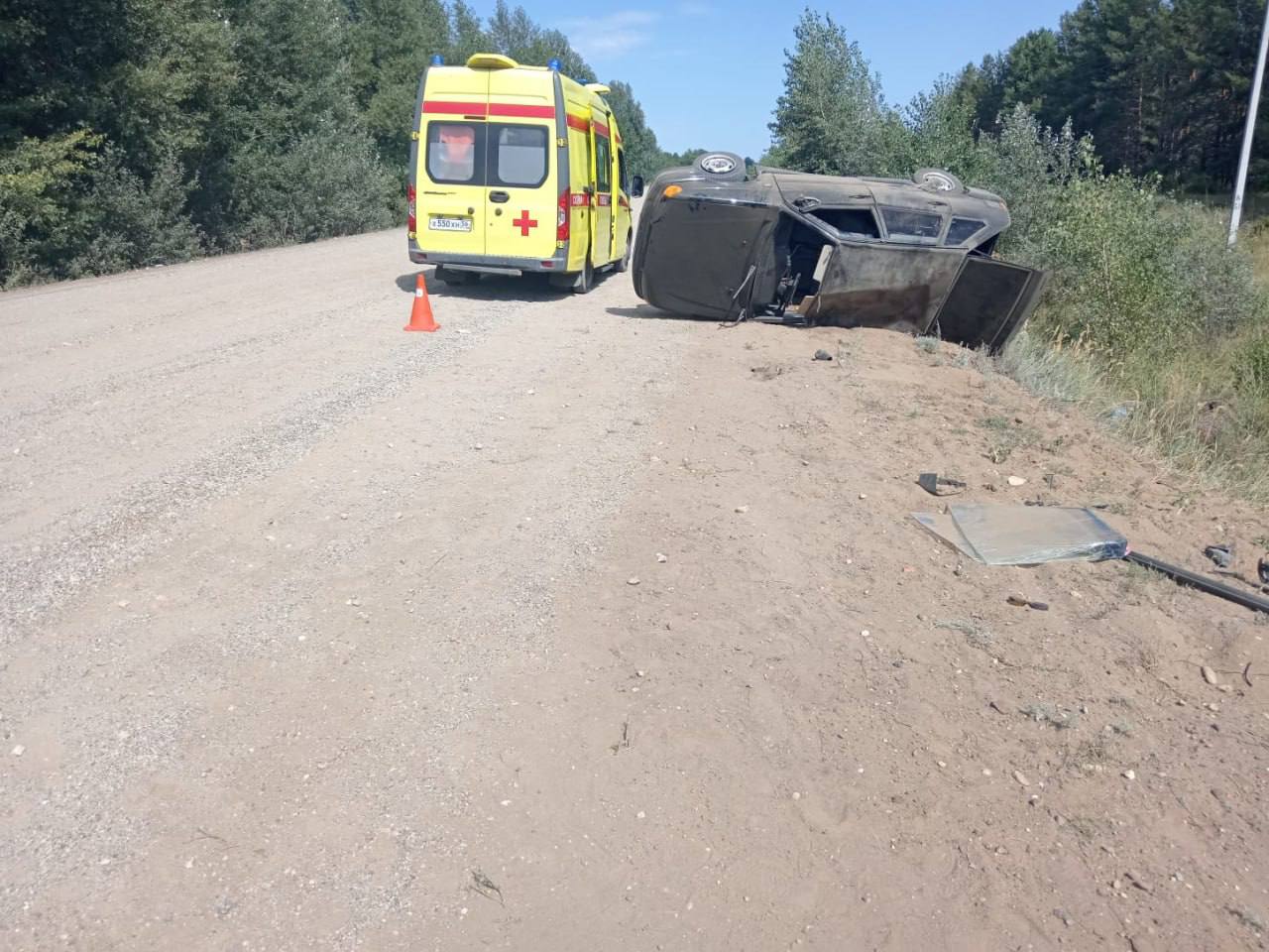 Женщина погибла в аварии под Соль-Илецком Все случилось накануне на дороге между селом Тамар-Уткуль и Кумакское. Там перевернулся ВАЗ. Прибывшие к месту полицейские установили, что за рулём находилась 33-летняя жительница Медногорска, не имеющая водительских прав. Женщина не справилась с управлением из-за высокой скорости, машина перевернулась. Водитель погибла от полученных травм. Оренбуржье