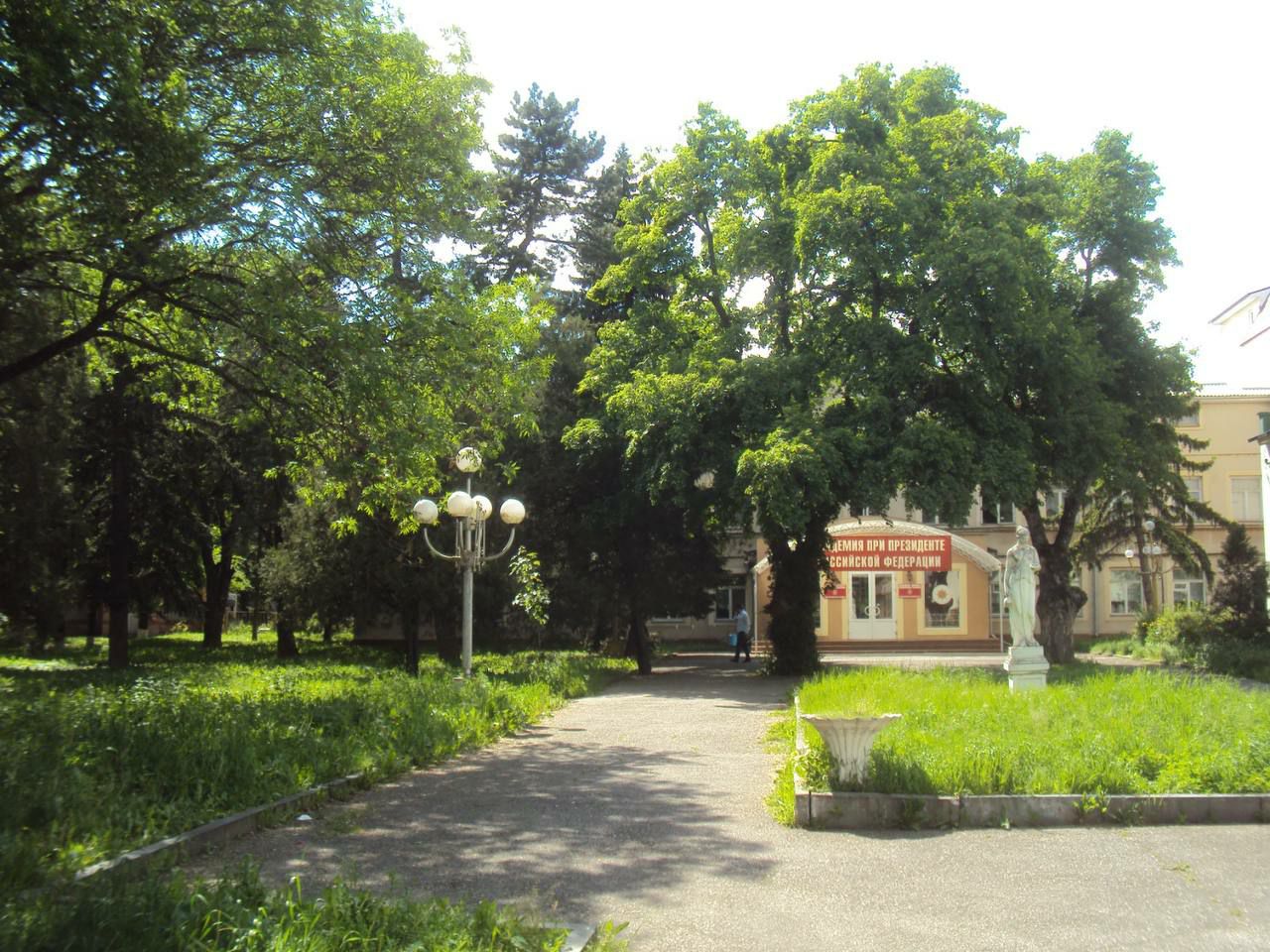 Памятник природы в Пятигорске теперь под защитой государства. В городе создана охраняемая зона памятника природы «Группа великовозрастных деревьев в ПКиО им. Кирова». Площадь — 0,45 гектара. На этой территории растут ценные деревья и обитают занесённые в Красную книгу Ставрополья ночница остроухая и подковонос малый. За нарушение режима охранной зоны предусмотрена административная ответственность, сообщили в краевом Минприроды.