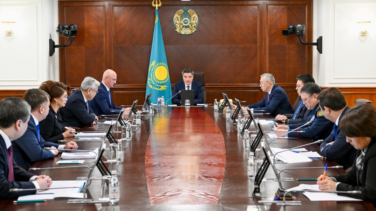 В правительстве заявили что в соцсетях и мессенджерах появилось много провокаций о проекте новой Конституции Поэтому премьер Бектенов поручил МВД обеспечить жесткое правовое реагирование и привлечение к ответственности за распространение ложных сведений Напомним почитать проект можно по ссылке