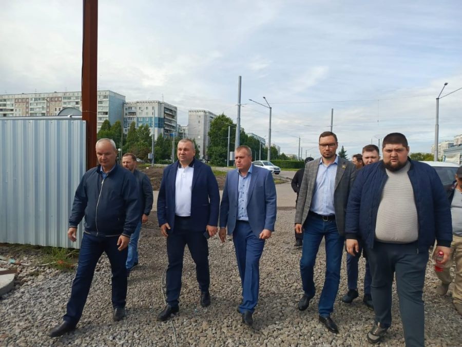 В Новокузнецке продолжается реализация проекта «Чистый воздух»   8 августа, заместитель министра природных ресурсов и экологии Кузбасса Роман Соленцов посетил Новокузнецк с целью мониторинга реализации мероприятий федерального проекта «Чистый воздух» национального проекта «Экологическое благополучие».  Вместе с коллегами из регионального Минтранса, главой г. Новокузнецк Денисом Ильиным и представителями местной администрации Роман Вячеславович побывал на нескольких объектах, задействованных в программе по снижению выбросов загрязняющих веществ.