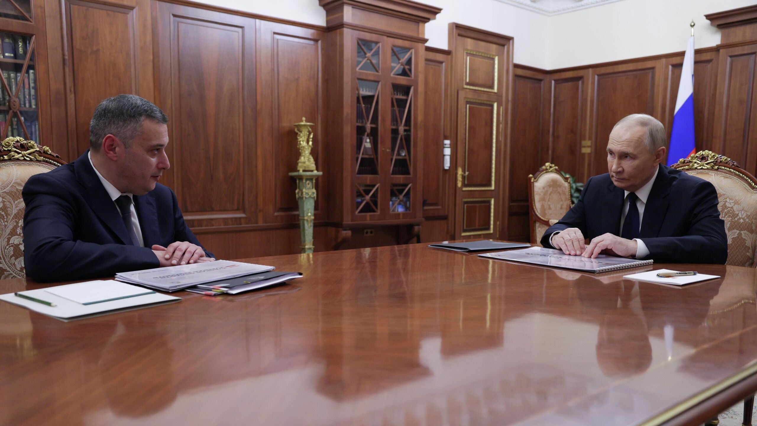 Работа по разминированию территории Курской области идёт сообщил президент РФ Владимир Путин на встрече с губернатором региона Александром Хинштейном которая состоялась накануне поздно вечером в Кремле В ходе встречи Хинштейн доложил что власти Курской области начали подготовку к будущему восстановлению региона Губернатор сообщил что в области развернуто разминирование территории Работа идет там подчеркнул Путин