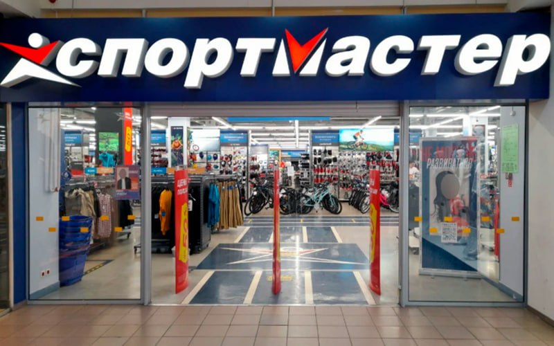 Суд обязал «Спортмастер» заплатить красноярке за отказ в оплате просроченными подарочными сертификатами Жительница Красноярска купила два подарочных сертификата «Спортмастер» на общую сумму 6 тыс. рублей. Она смогла ими воспользоваться только через полгода после окончания срока их действия, но продавец отказал принять их в счёт оплаты, заявив, что они уже недействительны, рассказали в региональном управлении Роспотребнадзора. Вернуть деньги за неиспользованные подарочные карты «Спортмастер» также отказался. Женщина пошла в суд, Роспотребнадзор поддержал её. Ведомство указывает, что подарочные сертификаты — это внесение предоплаты за товары или услуги, которые будут приобретены в будущем. Любые формальные ограничения со стороны магазина на срок их действия или возмещение оплаты незаконны, подчеркнули в Роспотребнадзоре. Суд постановил взыскать со «Спортмастера» в пользу женщины 33 тыс. рублей — это и цена сертификатов, и неустойка за нарушение срока возврата денег, и моральный вред, и штраф, и иные расходы, которые она понесла. Подписаться Прислать новость Помочь бустам
