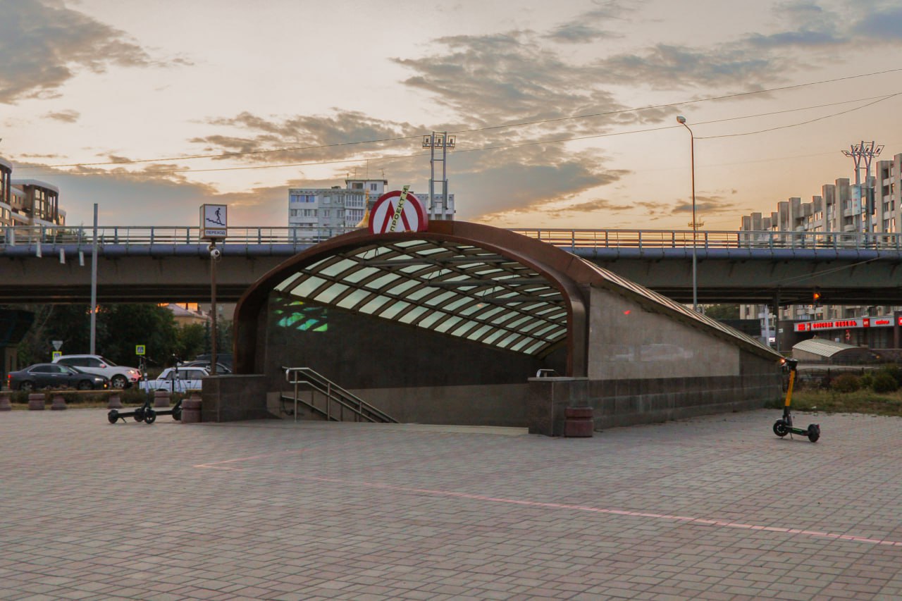В проект омского метро могут включить ещё одну станцию Она будет расположена на улице Жукова и обеспечит соединение подземки с трамвайной сетью. Такие планы содержатся в проекте комплексного плана транспортного обслуживания населения на 2026 — 2030 годы, который опубликовал региональный Минтранс. Однако конкретики пока нет — в документе сказано, что правительство только рассматривает этот вопрос. При этом стоит отметить, что строительство метро не включено в список мероприятий ни «реалистичного», ни «оптимистичного» варианта развития событий комплексного плана.