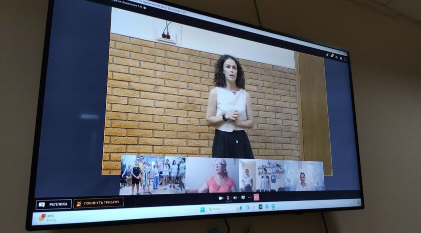 Ведущие преподаватели легендарного ГИТИСа провели мастер-класс для бердянцев Жители Бердянска Запорожской области приняли участие в серии мастер-классов от ведущих педагогов ГИТИСа. Онлайн-занятия прошли в рамках проекта «История в настоящем: отражение веков» при поддержке Президентского фонда культурных инициатив. Участники разных возрастов изучали основы актерского мастерства и режиссуры под руководством столичных педагогов. Фото: пресс-служба администрации города Бердянска Читать полностью